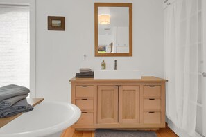 Hair dryer, towels, soap, shampoo - Unique Church House, Sleeps 8+, Games, Free Parking, 27min Penn State University (Spring Mills)
