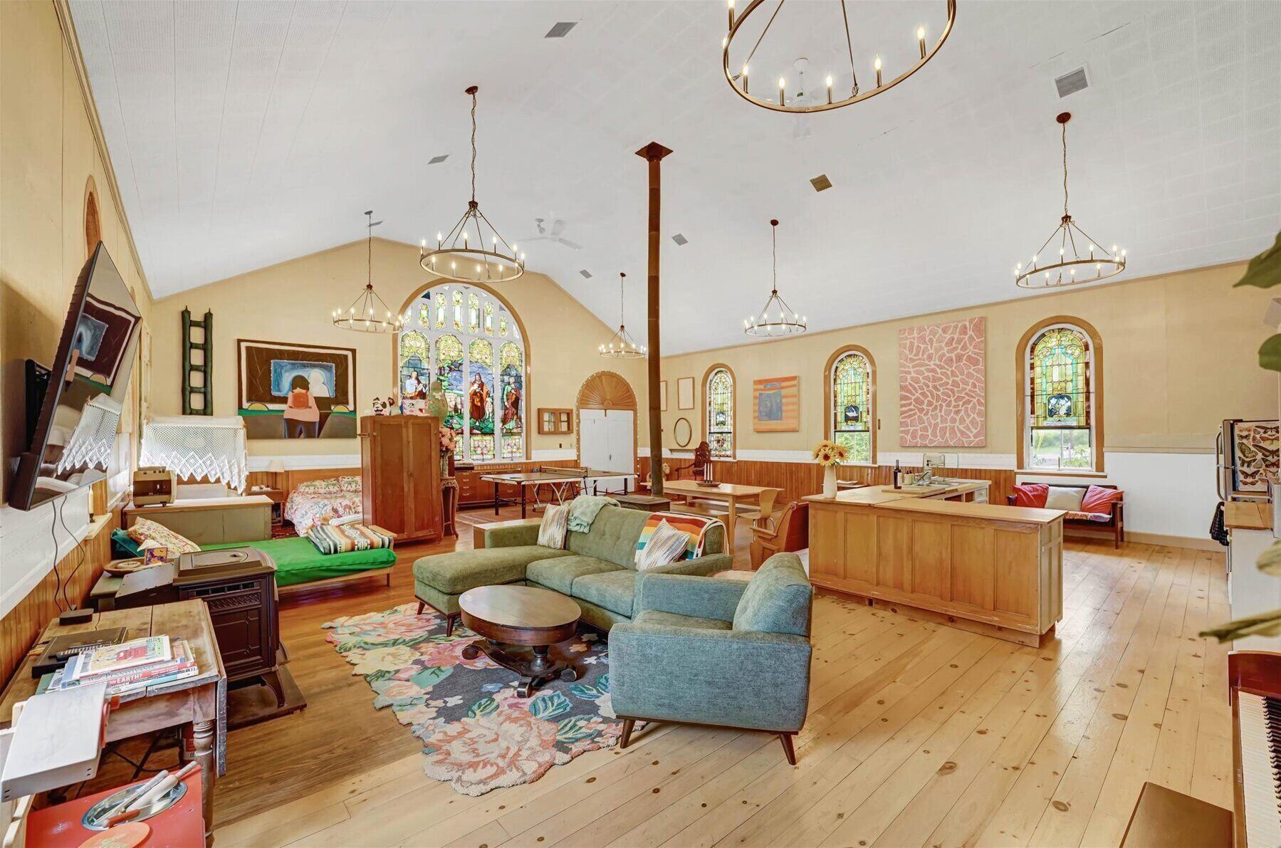 Smart TV, ping pong, books, music library
