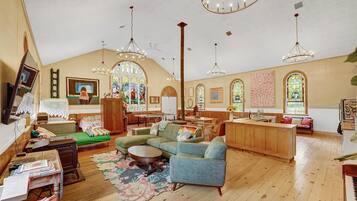 Smart TV, ping pong, books, music library