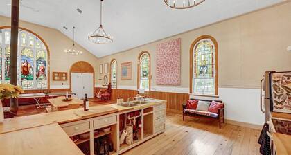 Peaceful Fun Church House, Sleep 8+, FreeParking, 19 miles Penn State University