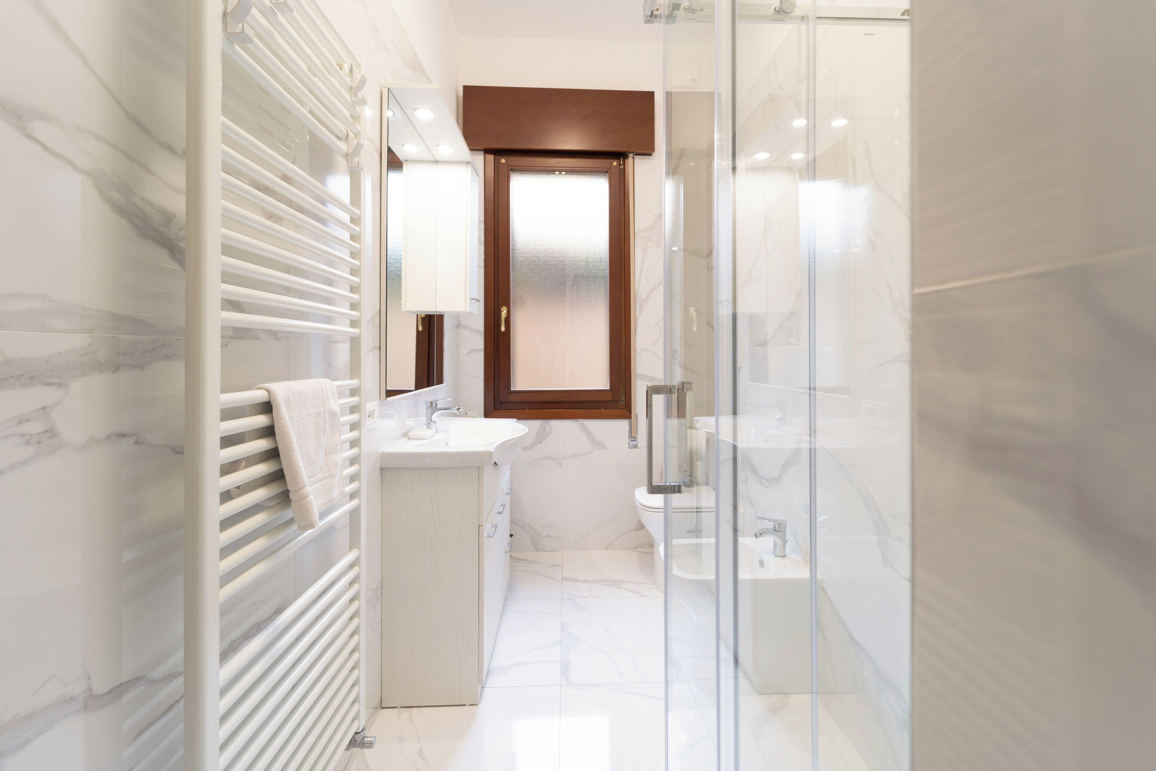 Bruser, hårtørrer, bidet, håndklæder