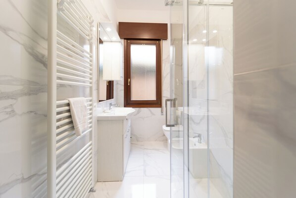 Dusche, Haartrockner, Bidet, Handtücher