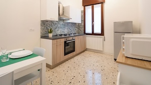 A compact kitchen with a gas stove, oven, and a built-in microwave. - Al Pettirosso: 15 min to Venice, 2 Double Bedrooms, Free Private Parking (Venezia)
