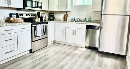 Clean Modern Apartment-75” SMART TV & Xbox