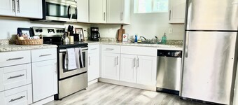 Clean Modern Apartment-75” SMART TV & Xbox