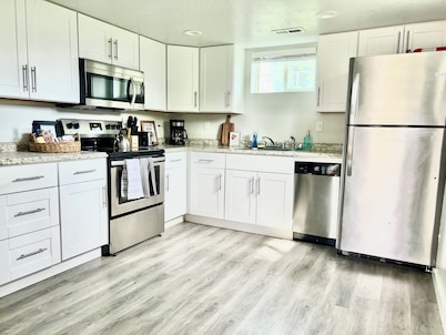 Clean Modern Apartment-75” SMART TV & Xbox