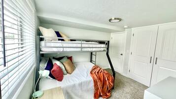2 bedrooms, iron/ironing board, WiFi, bed sheets