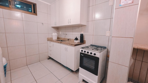 Departamento | Cocina privada | Refrigerador, microondas y utensilios de cocina