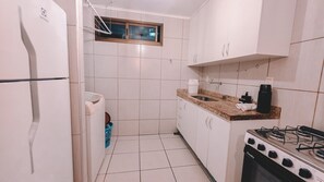 Refrigerador, microondas, utensilios de cocina