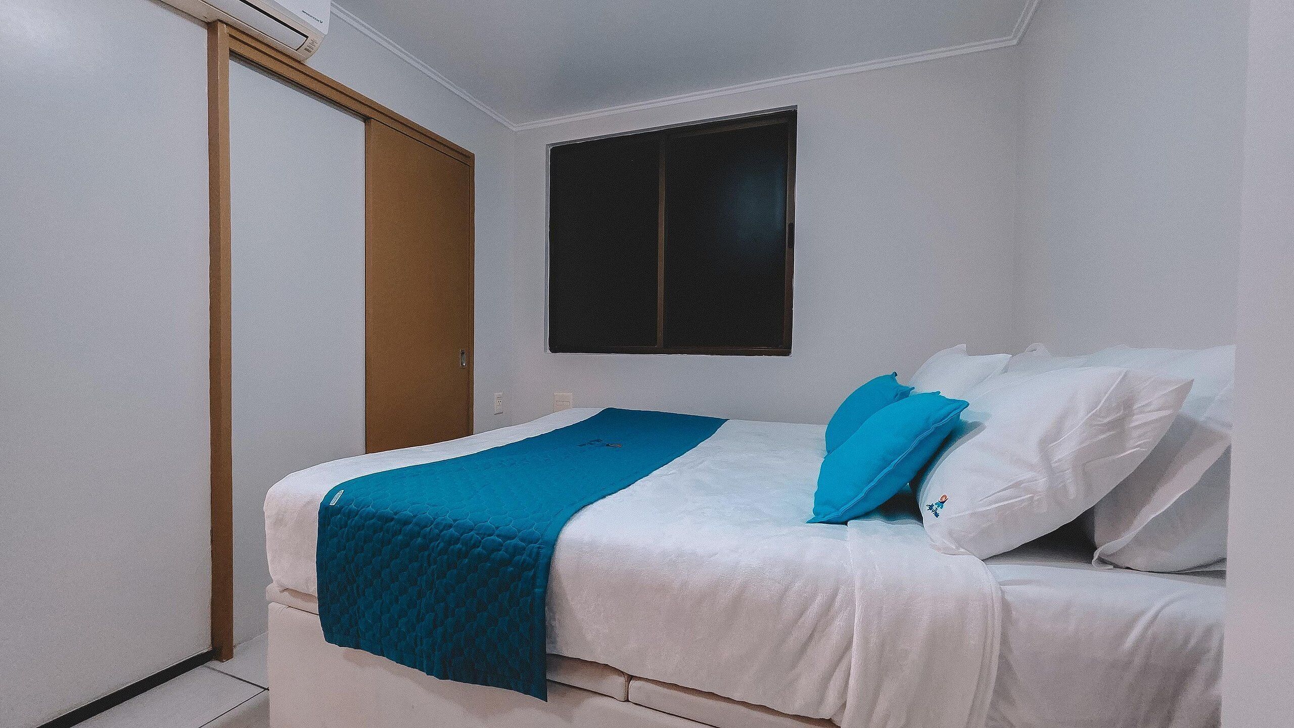 Apartamento | Espaço de trabalho para notebook, cortinas blackout