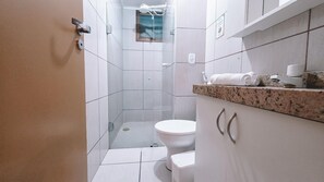 Apartment | Bathroom | Shower, free toiletries, hair dryer, towels - Flat Atlantic Ocean - Praia de Iracema (Fortaleza)