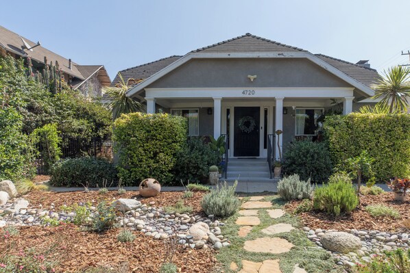 Exterior - Stylish Craftsman w/ Garden Oasis near USC & SOFI (Los Angeles)