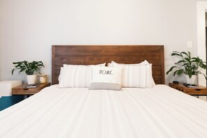 3 bedrooms, desk, iron/ironing board, free WiFi - Stylish Craftsman w/ Garden Oasis near USC & SOFI (Los Angeles)