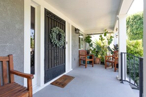 Exterior detail - Stylish Craftsman w/ Garden Oasis near USC & SOFI (Los Angeles)