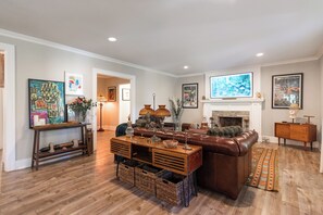 Interior - Stylish Craftsman w/ Garden Oasis near USC & SOFI (Los Angeles)