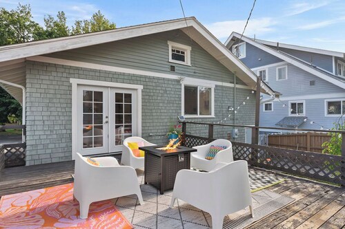 Cozy, colorful Manito bungalow