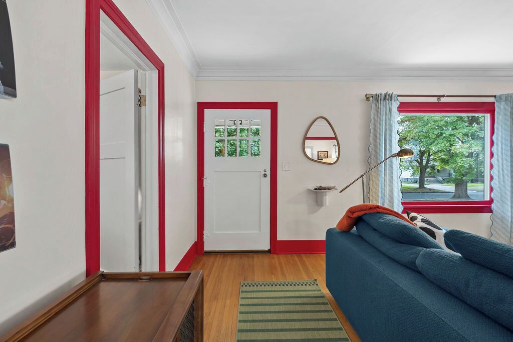 Smart TV, books, stereo