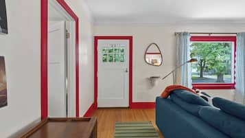 Smart TV, books, stereo