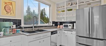 Cozy, colorful Manito bungalow