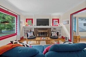 Smart-TV, Bücher, Stereoanlage