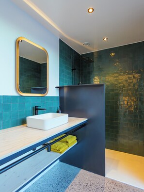 Hair dryer, towels, soap, toilet paper - La Camuche by Hélène Dutrieu (Tournai)