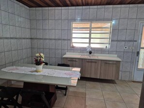 Dining - Farm with swimming pool, fireplace and gourmet space surrounded by greenery. (Ibiúna)