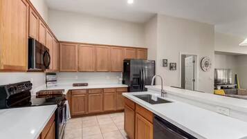 KylskÄp, mikrovÄgsugn, ugn och spishÀll