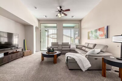 Sunset Stadium Stay! 5 Min Drive to State Farm Stadium, Westgate, Top Golf