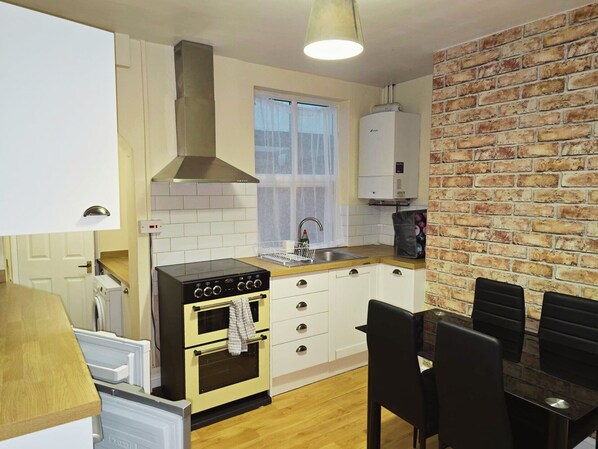 Frigorifero, microonde, forno, piano cottura