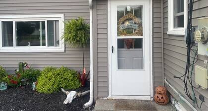Quaint 2-bedroom apartment in West Seneca. Minutes away from HighMark Stadium