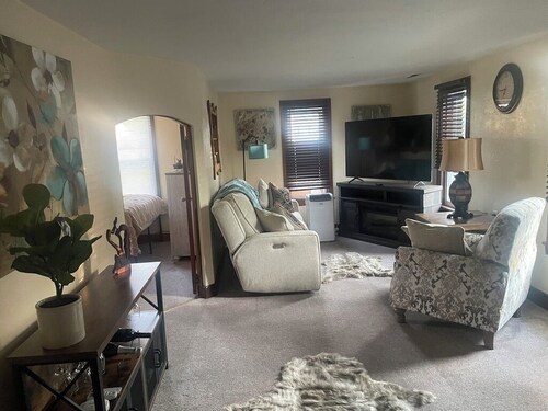 Quaint 2-bedroom apartment in West Seneca. Minutes away from HighMark Stadium