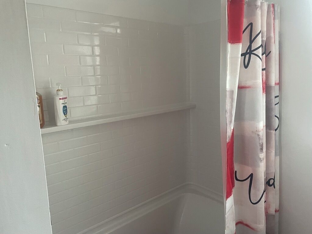 Sèche-cheveux, serviettes fournies, papier toilette