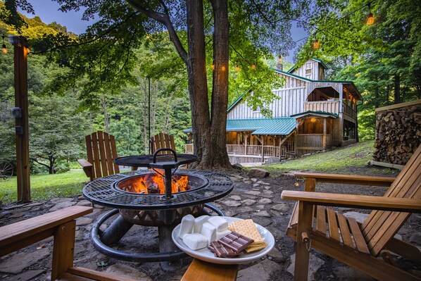 Outdoor dining - Rich Creek Wilderness Cabin Retreat · Off-Grid Family Haven (Ansted)