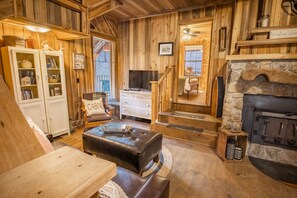 TV - Rich Creek Wilderness Cabin Retreat · Off-Grid Family Haven (Ansted)