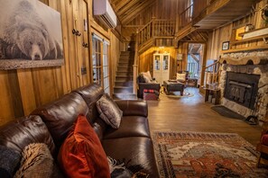 TV - Rich Creek Wilderness Cabin Retreat · Off-Grid Family Haven (Ansted)