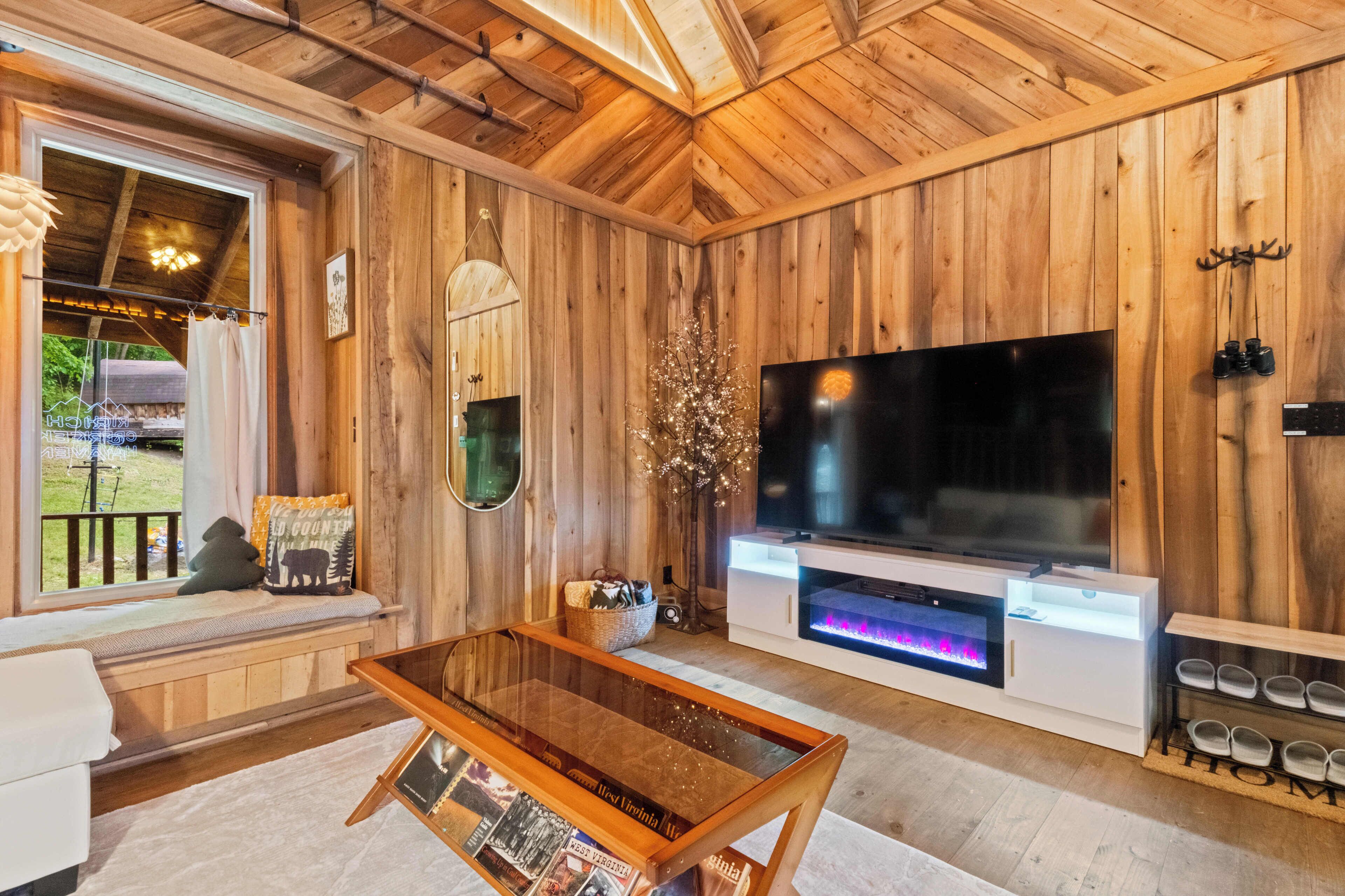 Smart TV, pebolim, livros