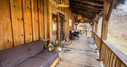 Rich Creek Wilderness Cabin: Near NRG, Game Room, Fire Pit, STARLINK, ATV Trails
