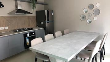 Estúdio luxo, 1 cama Queen, vista para a cidade | Cozinha privada | Geladeira, micro-ondas, talheres/pratos/utensílios de cozinha
