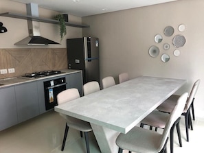 Deluxe Studio, 1 Queen Bed, City View | Private kitchen | Fridge, microwave, cookware/dishes/utensils - Compacto de luxo - One Milênio Cocô (Fortaleza)