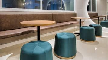 Deluxe Studio, 1 Queen Bed, City View | Interior