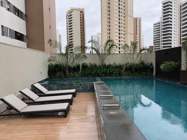Deluxe Studio, 1 Queen Bed, City View | Pool | Outdoor pool, open 8:30 AM to 10:00 PM, free cabanas, pool umbrellas - Compacto de luxo - One Milênio Cocô (Fortaleza)