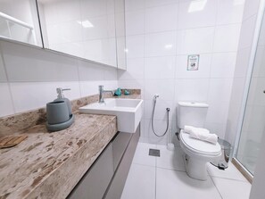 Deluxe Studio, 1 Queen Bed, City View | Bathroom | Free toiletries, hair dryer, towels, soap - Compacto de luxo - One Milênio Cocô (Fortaleza)