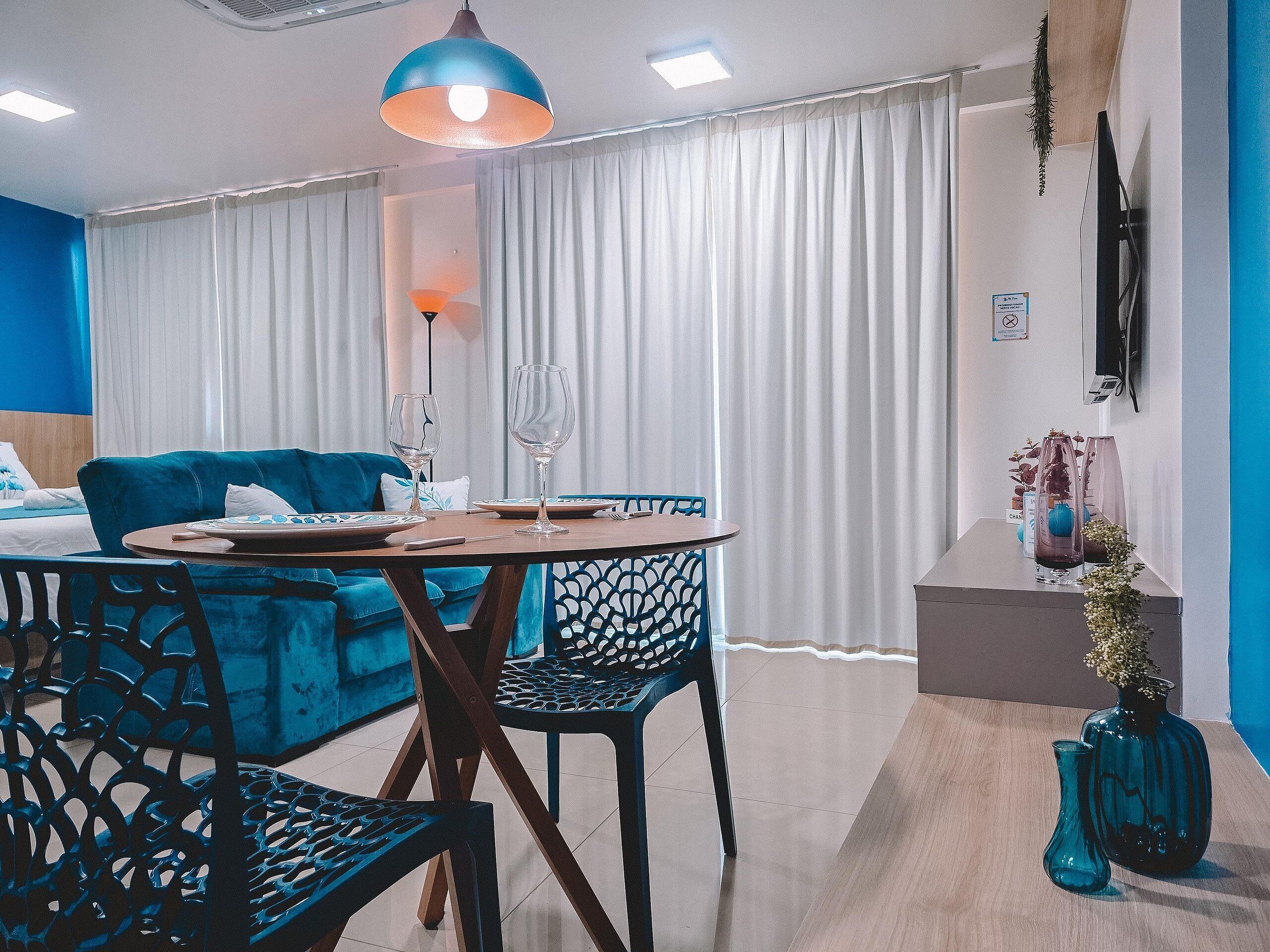 Deluxe Studio, 1 Queen Bed, City View | Dining