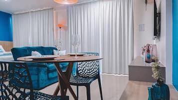 Estudio Deluxe, 1 cama Queen size, vista a la ciudad | Restaurantes