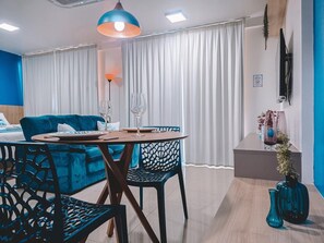Deluxe Studio, 1 Queen Bed, City View | Dining - Compacto de luxo - One Milênio Cocô (Fortaleza)