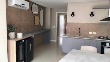 Studio Deluxe, 1 grand lit, vue ville | Cuisine privée | Réfrigérateur, micro-ondes, batterie de cuisine, vaisselle et ustensiles