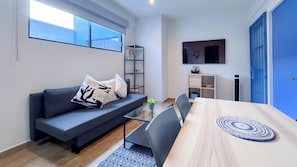 Apartamento conforto, 1 cama King e sofá-cama | Área de estar | Impressoras