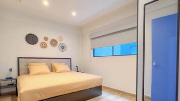 Departamento Confort, 2 habitaciones | Caja de seguridad en la habitación y espacio para trabajar con laptop