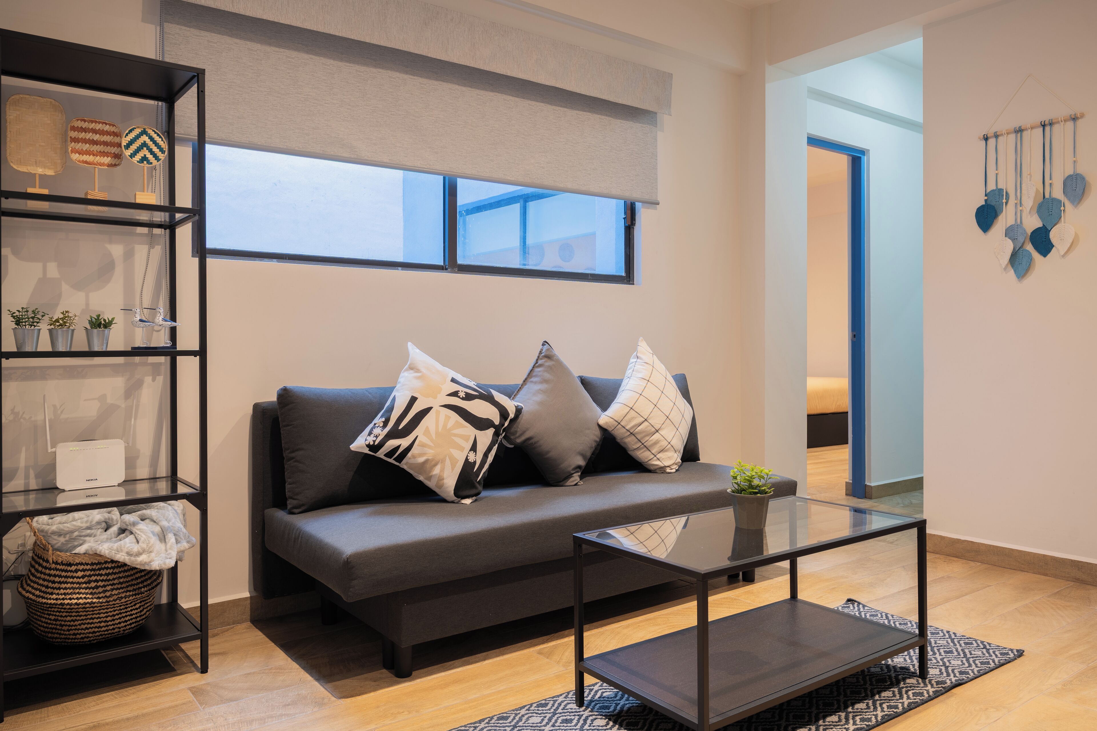 Comfort-Apartment, 2 Queen-Betten | Wohnbereich | 55-Zoll-Smart-TV mit Digitalempfang