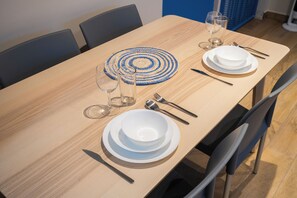 Comfort Apartment, 2 Queen Beds | In-room dining